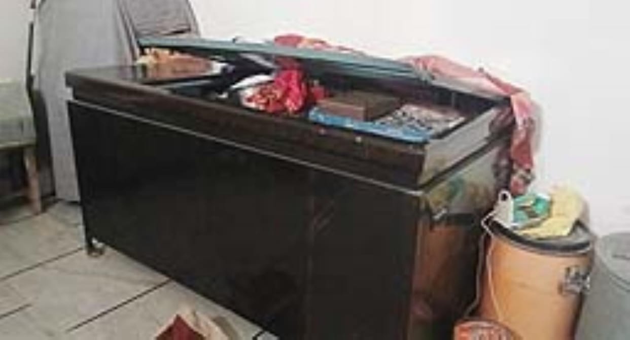 Burglars broke into the house, family slept, thieves stole 15 tolas of gold and cash