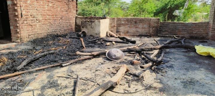 The hut was burnt in a fire caused by a short circuit
