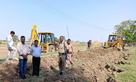 The revenue department team removed the encroachment from the Chak Marg