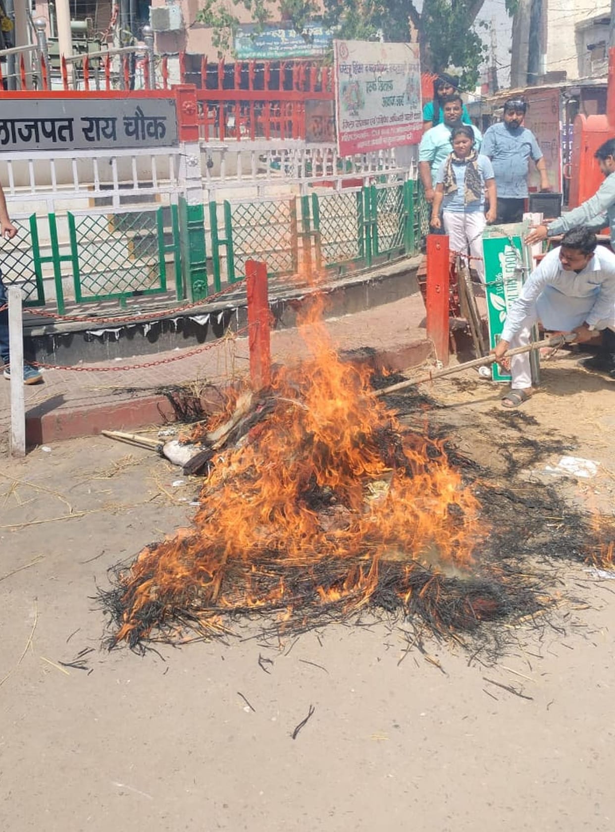 The effigy of the terrorist organization was burnt at Lala Lajpat Rai Chowk