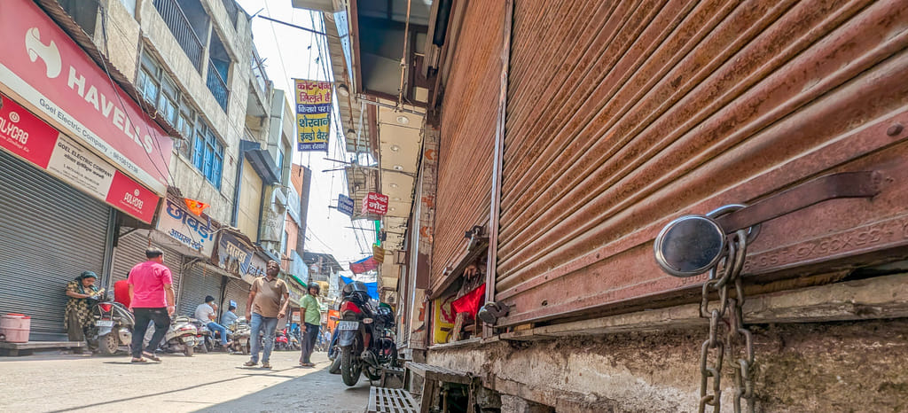 Traders burnt the effigy of terrorists