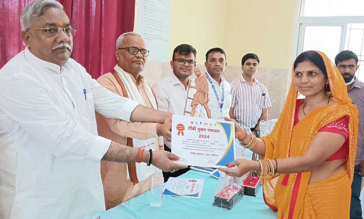 Gram Pradhans of nine villages declared TB free received certificates