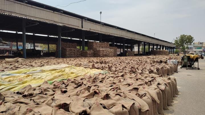 The weather changed, clouds covered the sky with storm, four lakh sacks of crops were lying in the open