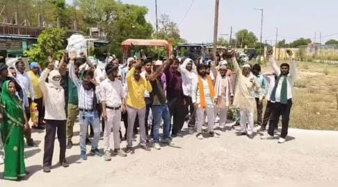 Farmers raised slogans in protest against consolidation of holdings at the tehsil