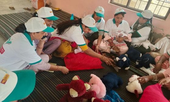 Women learn to make rikhiyane in Bishnupara