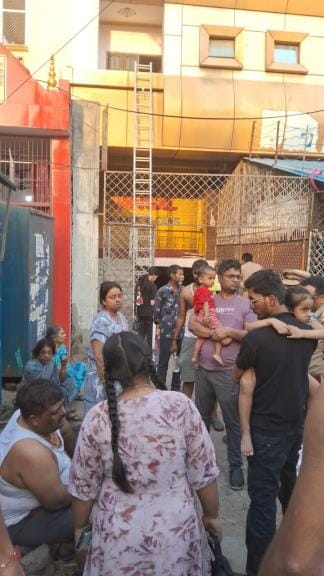 Fire broke out in the apartment parking lot, 36 people from eight families trapped in smoke