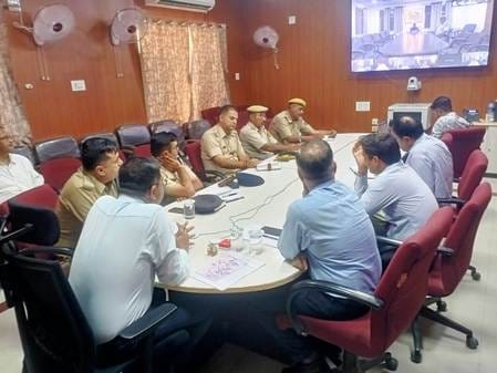 अधिकारियों को निर्देश देते जिला कलेक्टर।