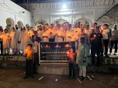 Paid tribute by taking out a candle march