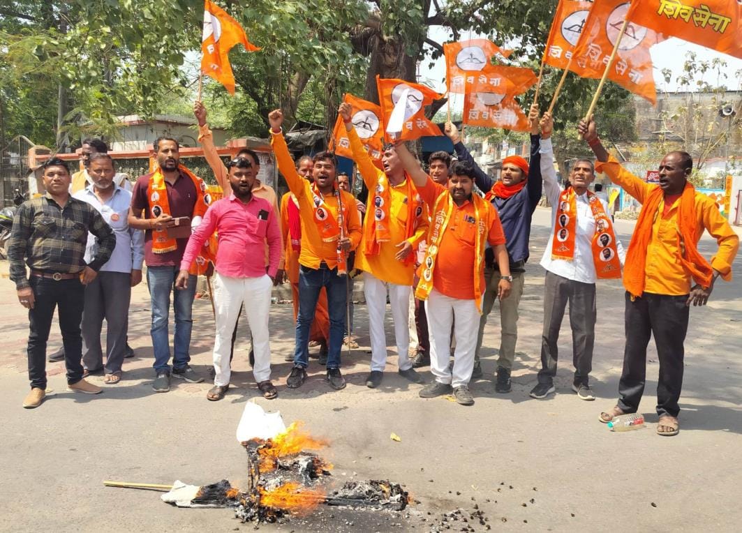 Angry with the Pahalgam incident, Shiv Sena burnt the effigy of Pakistan