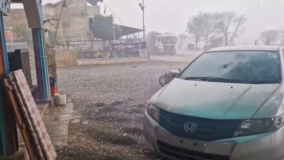 बारिश के साथ गिर रहे ओले