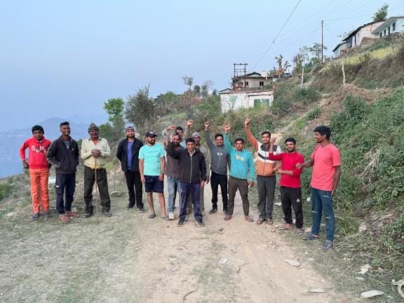 Demonstration by people demanding asphalting