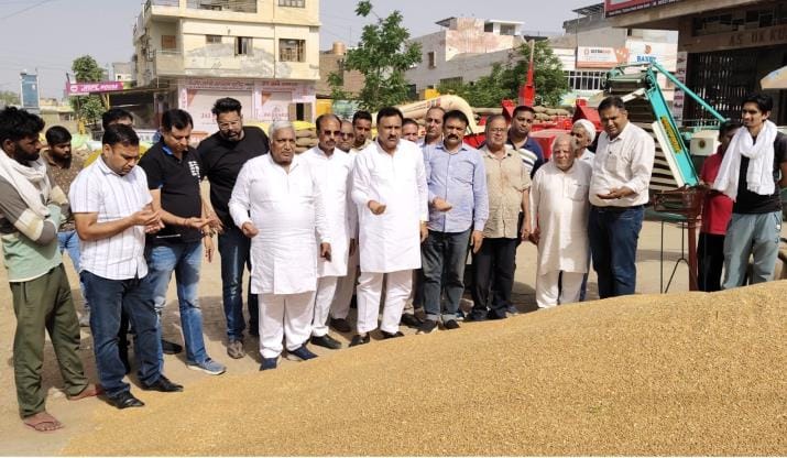 Anger over not lifting 31 lakh metric tonnes of wheat from the mandis