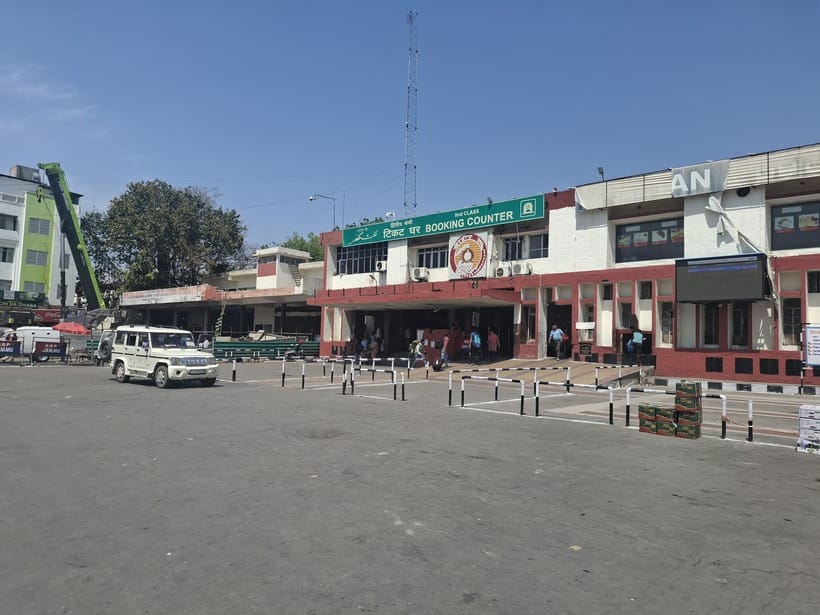 जम्मू रेलवे स्टेशन के बाहर यात्रियों की कमी केे कारण पसरा सन्नटा। अमर उजाला