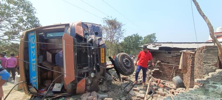 Sleeper bus overturned, 16 passengers injured
