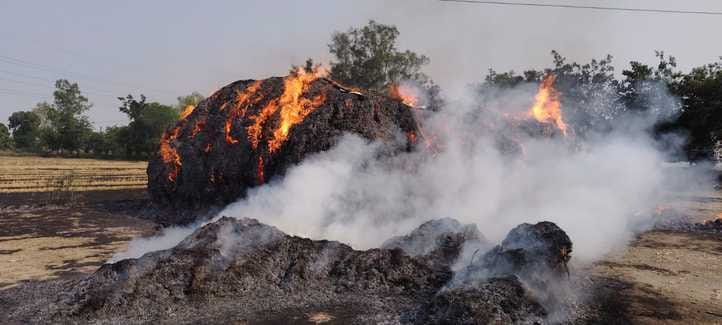 Anti-social elements set fire to sugarcane husk at the crusher