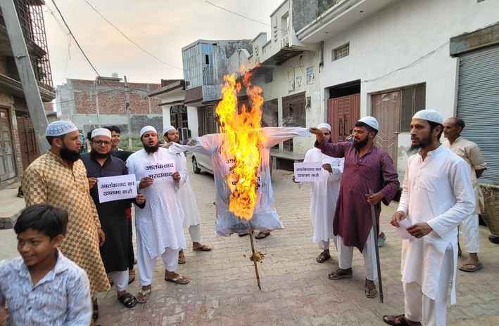 Expressed anger by burning the effigy of Pakistan