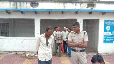 पुलिस को जानकारी देते परिजन