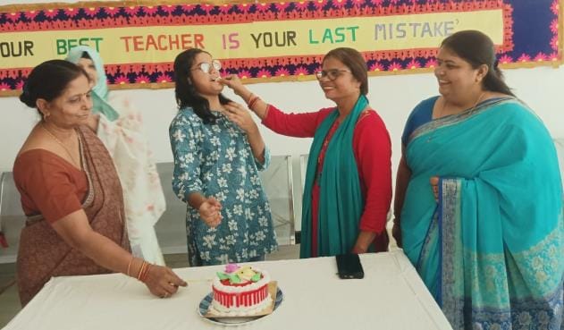 Amar Ujala boosted the enthusiasm of the meritorious students by cutting the cake