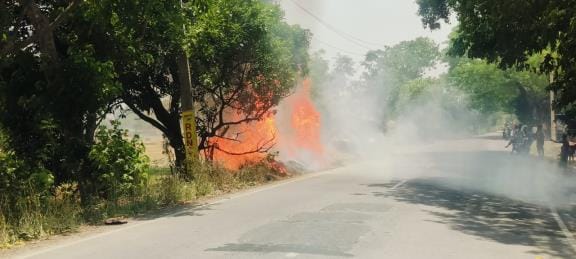 Fire broke out in bushes on the roadside, traffic disrupted for two hours