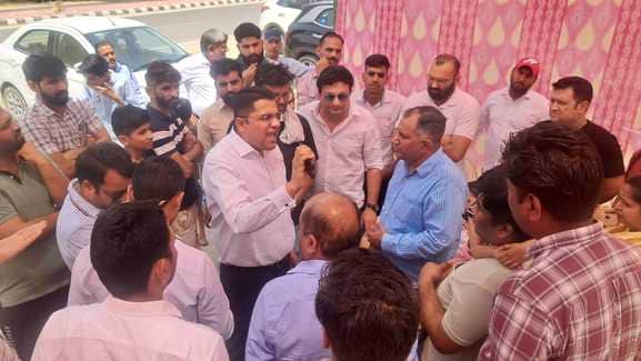 स्कूल के बाहर मौजूद अभिभावक और अधिकारी।