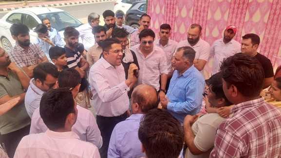 स्कूल के बाहर मौजूद अभिभावक और अधिकारी।
