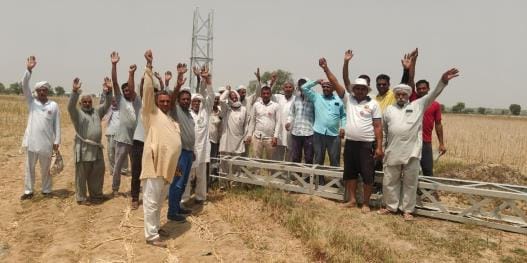 Farmers stopped the work of installing electricity poles