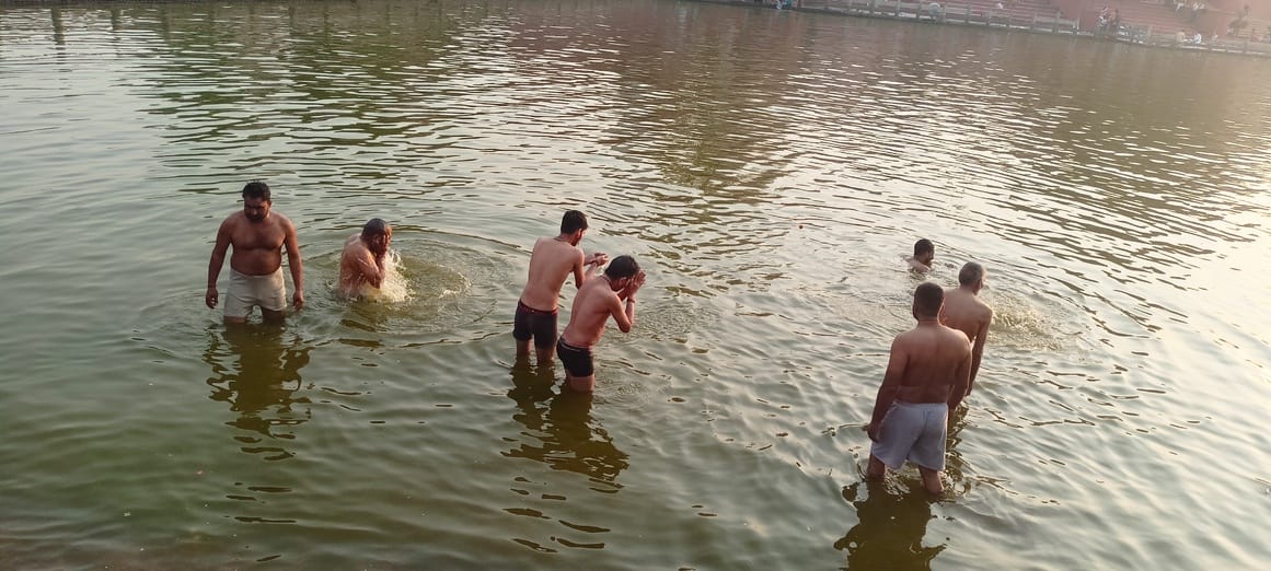 Devotees performed Pinddaan on Amavasya, took a dip in the lake