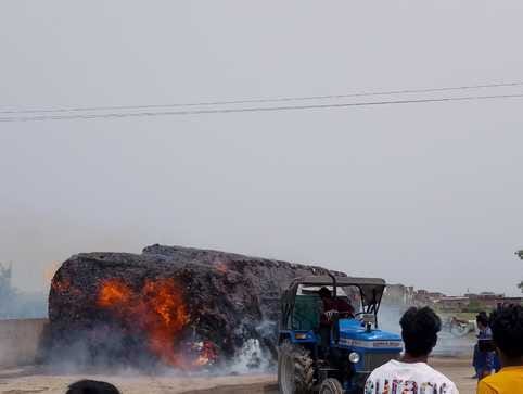 Fire broke out while burning wheat straw, bagasse worth lakhs burnt