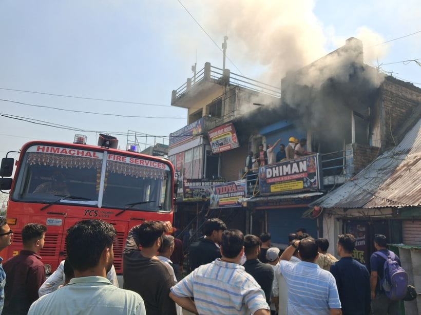 Mobile shop burnt to ashes due to fire, loss of fifteen lakhs