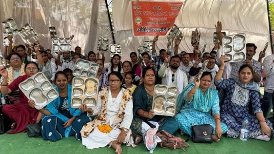 अपनी मांगों के समर्थन में संविदा स्वास्थ्य कर्मचारी संघ से जुड़े कर्मचारियों ने सोमवार को अनोखे