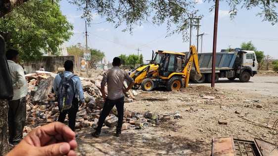 अतिक्रमण हटाने जेसीबी लेकर पहुंचे अधिकारी