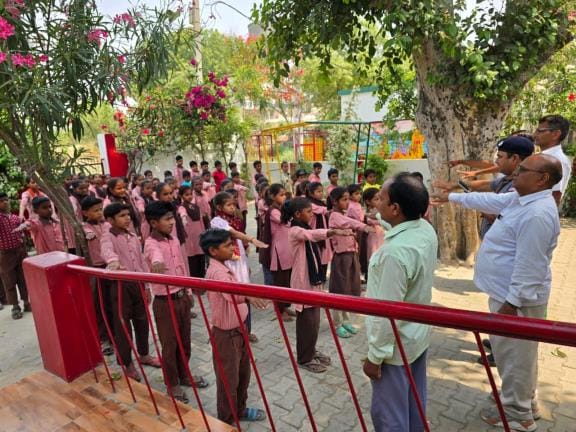 Explain traffic rules to children in road safety workshop