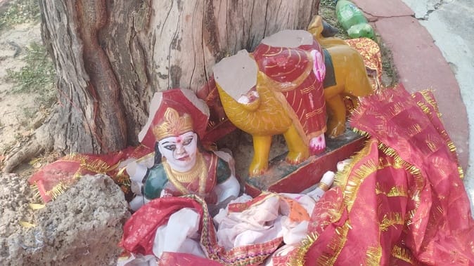 The idol of the goddess was broken in the Devasthan temple of Baharganj