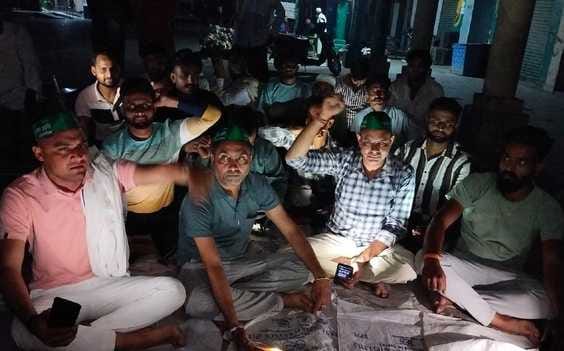 BKU Kranti workers sit on dharna against stopping wheat from being taken to Haryana