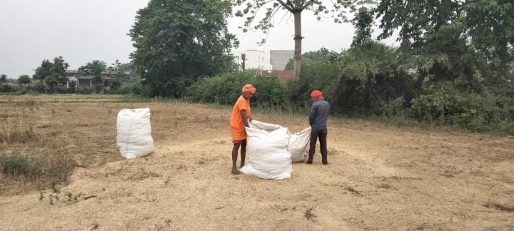 Seeing the changing weather, farmers are busy saving crops and straw