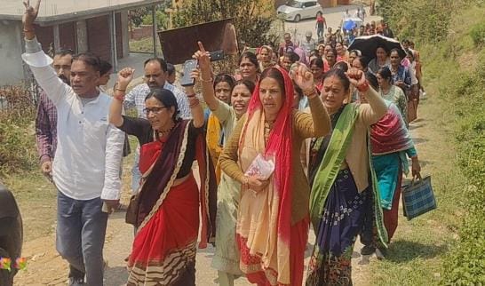 Women reached the tehsil with a flood of resentment and demanded water