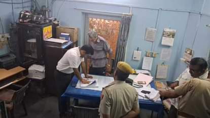 पुलिस कंट्रोल रूम का निरीक्षण करने पहुंचे जिला कलेक्टर आलोक रंजन।