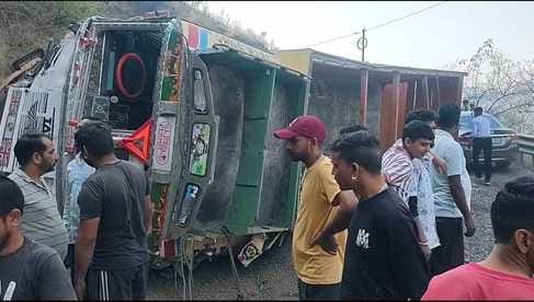 There was a long jam for one and a half hour due to the overturning of a trolley on Shimla to AIIMS road