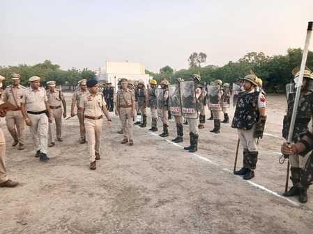 SP made the policemen run during the parade