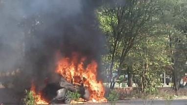 Car caught fire, family going to a wedding saved itself by being alert