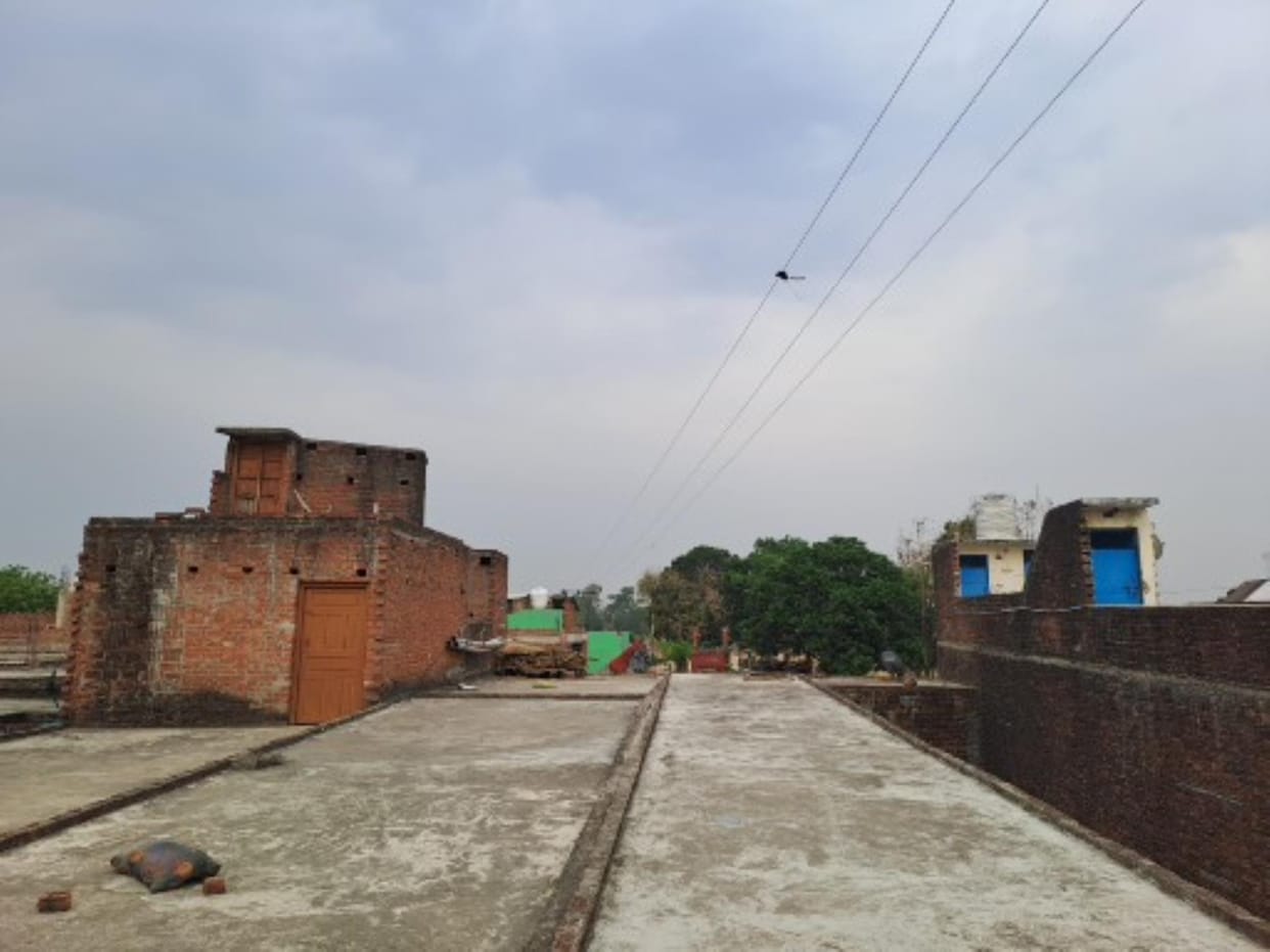 High tension wires passing over houses, risk of accident