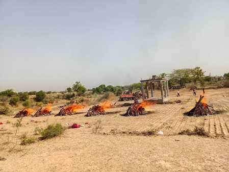 ग्राम खोजनखेड़ा में सभी को एक साथ दी गई मुखाग्नि।