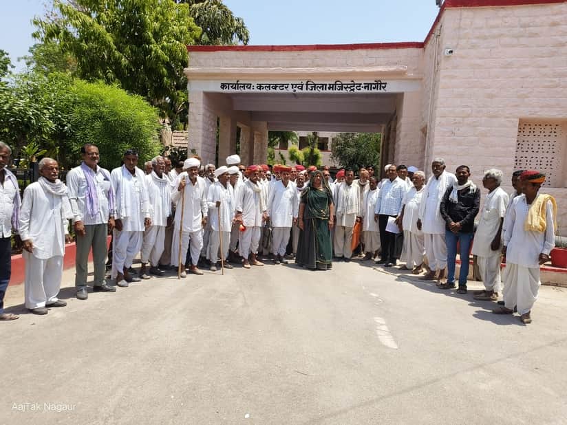 ग्रामीण खड़े कलेक्ट्रेट