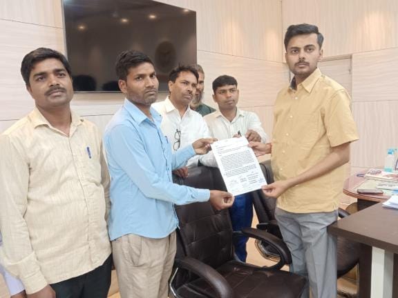 SO accused of harassment, protest at Collectorate