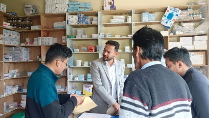 Doctors were not found in the cabin, outside medicines were found in Jan Aushadhi Kendra