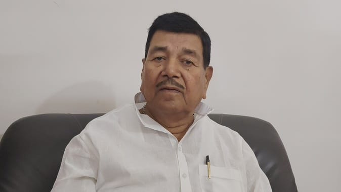 मधेपुरा में एक्सप्रेस वे की जानकारी देते सांसद दिनेश चंद्र यादव।