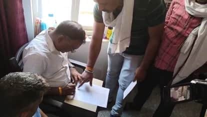 Shivpuri News: Lokayukta team caught Patwari taking bribe