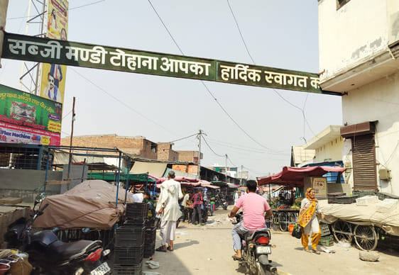 The level of the main road of the new Sabzi Mandi is low, water does not drain out in the rain