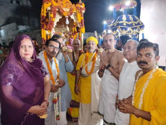 Thakurji gave darshan sitting in the palanquin