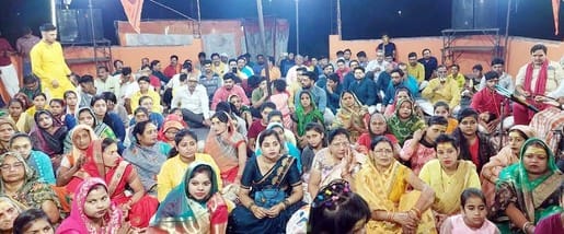 Devotees danced in the Sankirtan of Shyam Baba and distributed prasad